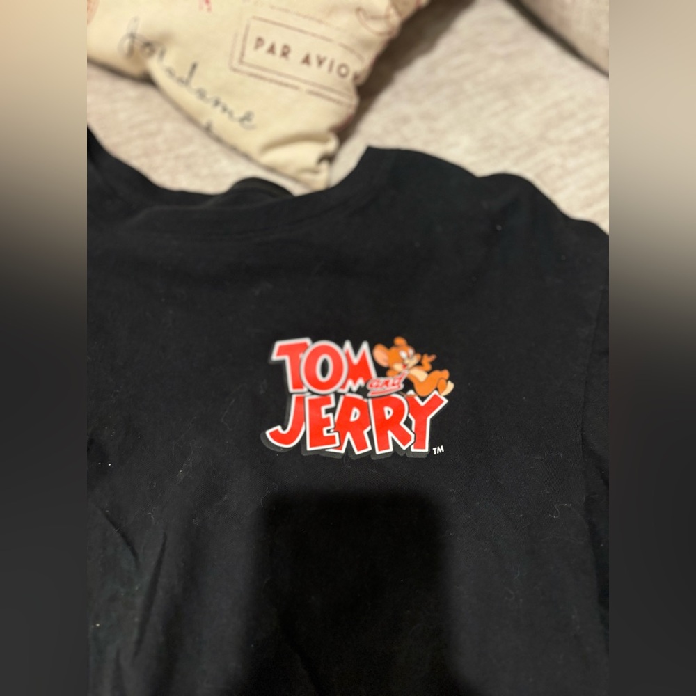 Black crop top Tom and Jerry shirt